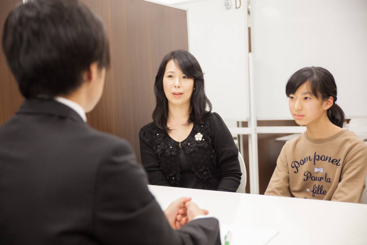 スタッフが保護者・生徒と面談している様子