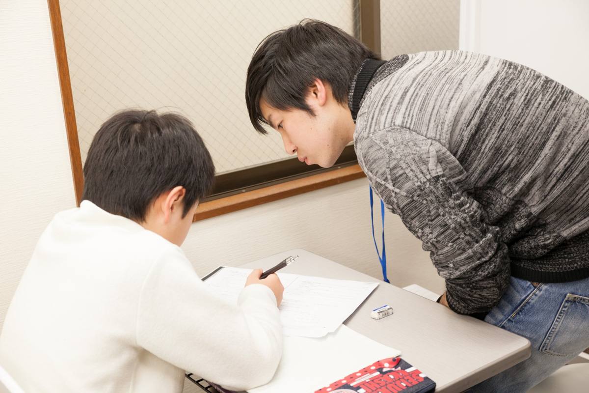 講師がマンツーマンで生徒の解答を確認している様子