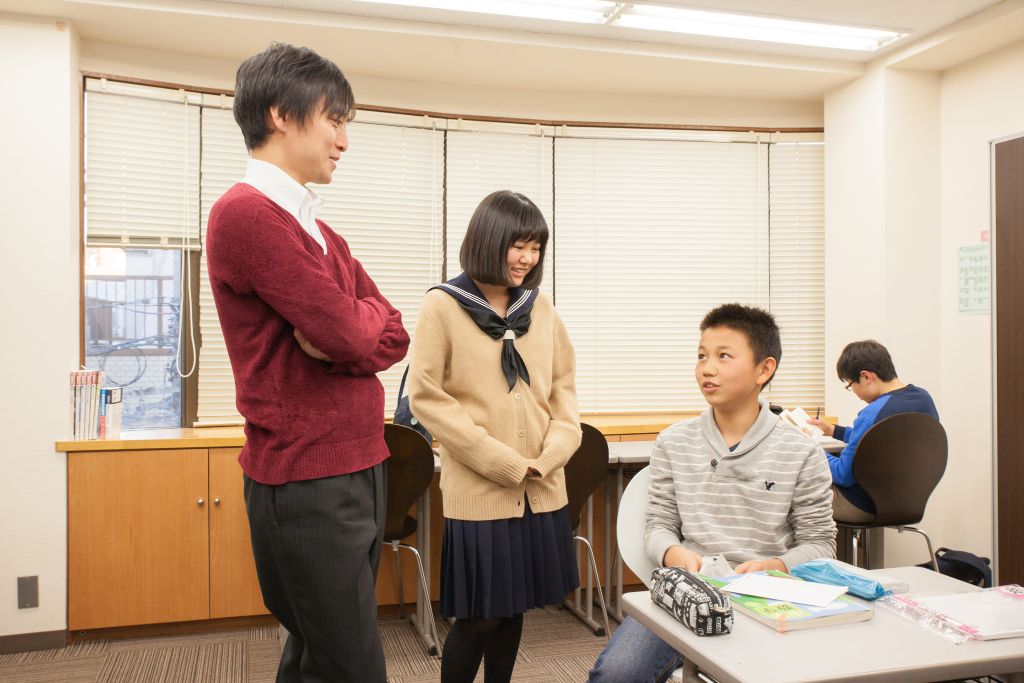 複数の生徒が学ぶ教室の全体像